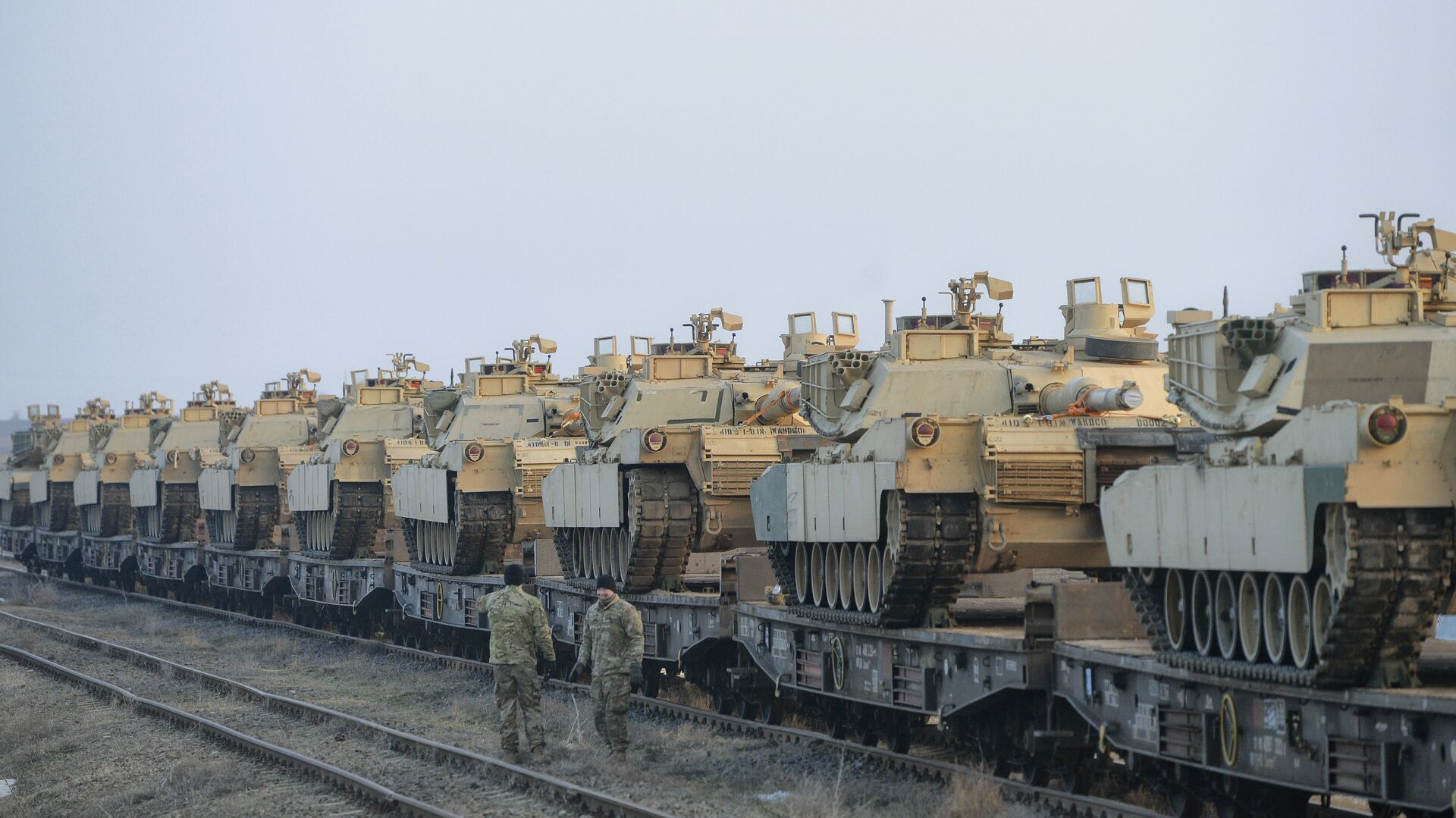 Servicemen of the Fighting Eagles 1st Battalion, 8th Infantry Regiment, walk by tanks that arrived via train to the US base in Mihail Kogalniceanu, eastern Romania, Tuesday, Feb. 14, 2017. - Sputnik International, 1920, 30.03.2022