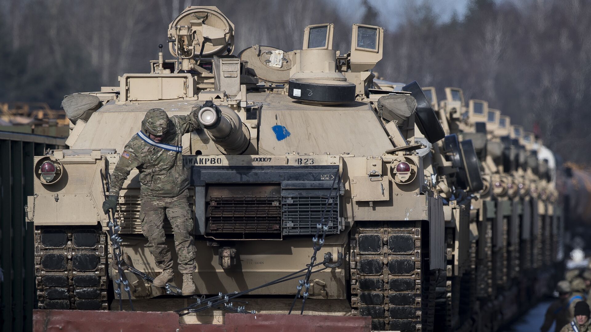 Abrams battle tanks from the US Army's 4th Infantry Division 3rd Brigade Combat Team 68th Armor Regiment 1st Battalion on rail cars as they arrive at the Gaiziunai railway station some 110 kms (69 miles) west of the capital Vilnius, Lithuania, Friday, Feb. 10, 2017. - Sputnik International, 1920, 20.01.2022