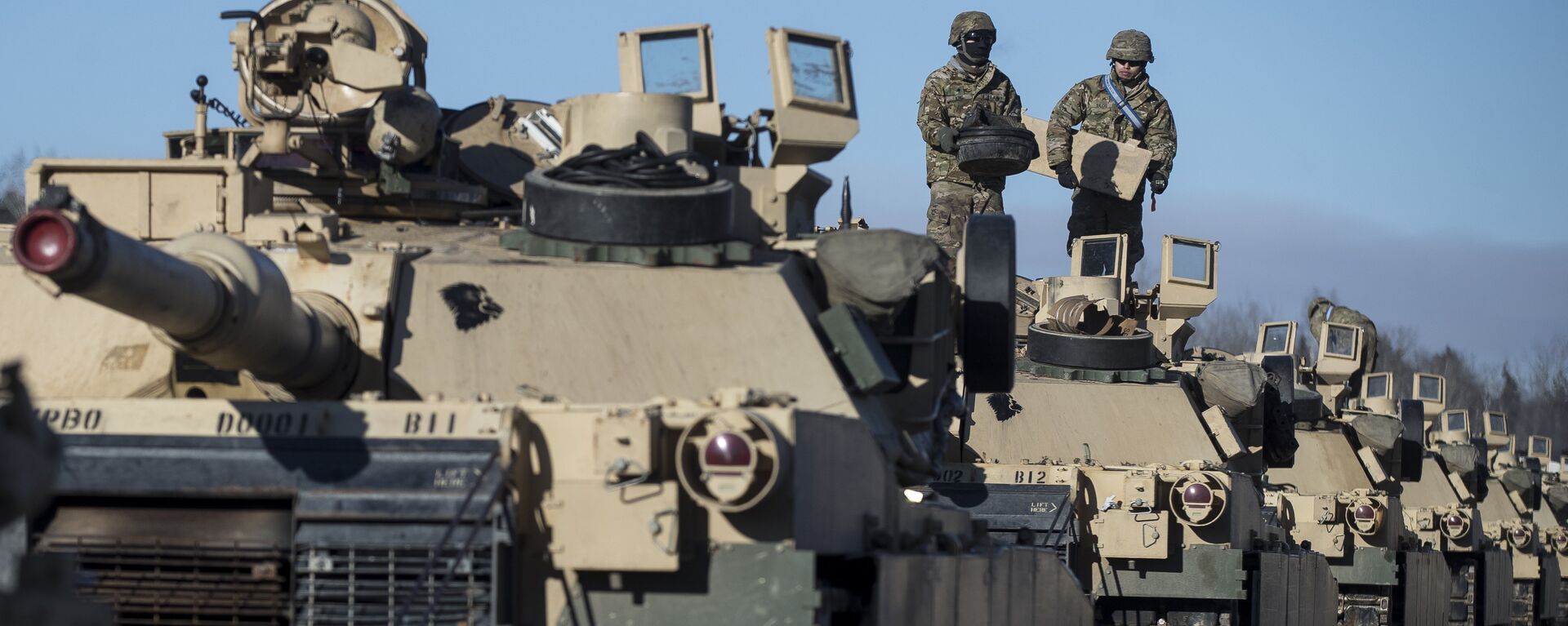  Members of US Army's 4th Infantry Division 3rd Brigade Combat Team 68th Armor Regiment 1st Battalion prepare to unload some Abrams battle tanks after arriving at the Gaiziunai railway station, some 110 kms (69 miles) west of the capital Vilnius, Lithuania, Friday, Feb. 10, 2017. - Sputnik International, 1920, 11.01.2022