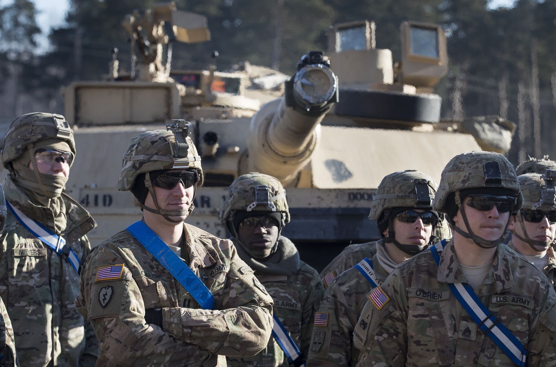 Members of the US Army's 4th Infantry Division 3rd Brigade Combat Team 68th Armoured Regiment 1st Battalion stand in front of an Abrams battle tank after arriving at the Gaiziunai railway station, some 110 kms (69 miles) west of the capital Vilnius, Lithuania, Friday, 10 February 2017. - Sputnik International, 1920, 23.01.2022