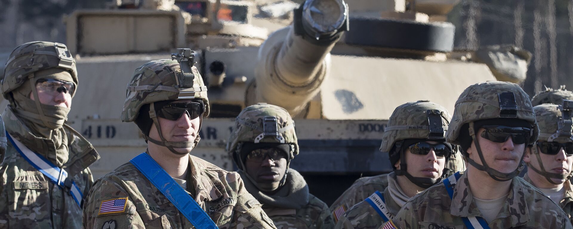 Members of the US Army's 4th Infantry Division 3rd Brigade Combat Team 68th Armoured Regiment 1st Battalion stand in front of an Abrams battle tank after arriving at the Gaiziunai railway station, some 110 kms (69 miles) west of the capital Vilnius, Lithuania, Friday, 10 February 2017. - Sputnik International, 1920, 24.12.2021