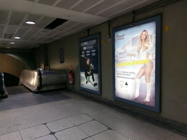 'Can You Keep Up With A Kardashian?' poster on the London underground // Sputnik - Sputnik International