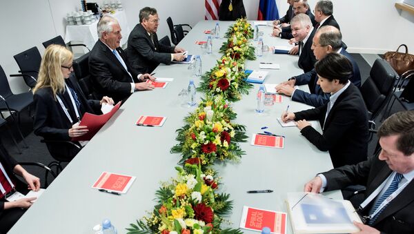 US Secretary of State Rex Tillerson (2ndL), Russia's Foreign Minister Sergei Lavrov (3rdR) and others wait for the start of a meeting at the World Conference Center in Bonn, Germany February 16, 2017. - Sputnik International