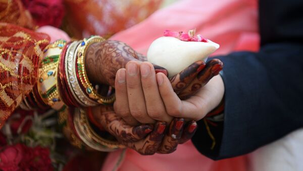 An Indian couple prepares to take part in a mass wedding in Ahmedabad - Sputnik International