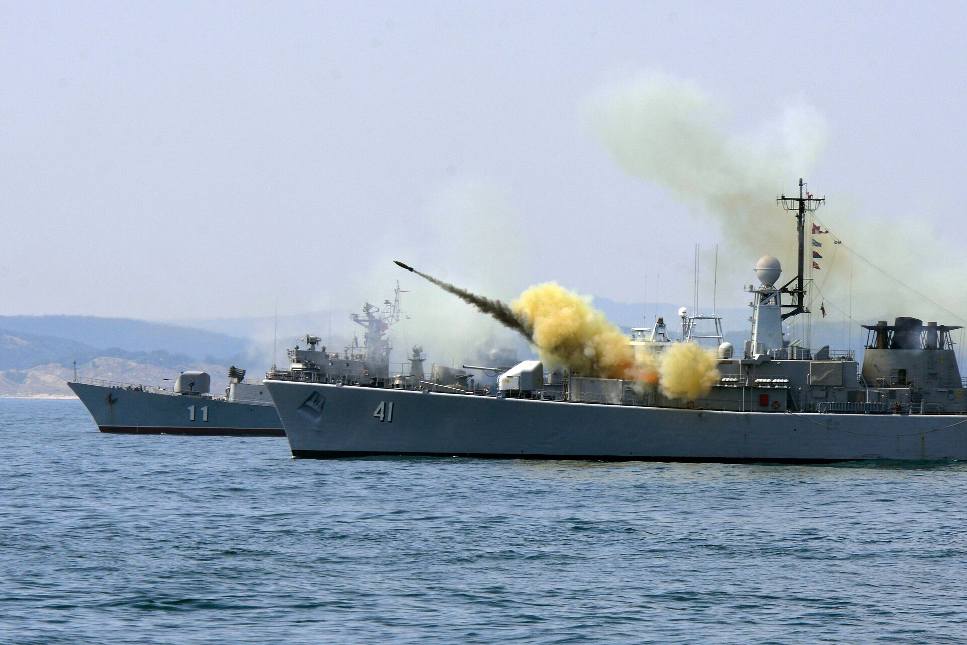 An anti-submarine rocket blasts off a rocket launcher from the Bulgarian navy frigate Drazki during the BREEZE 2014 military drill in the Black Sea - Sputnik International, 1920, 13.11.2021