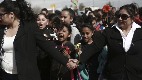 Mexicans join hands to form a symbolic human wall along the Rio Grande, which marks the border between Mexico and the U.S. in Ciudad Juarez, Friday, Feb. 17, 2017. - Sputnik International