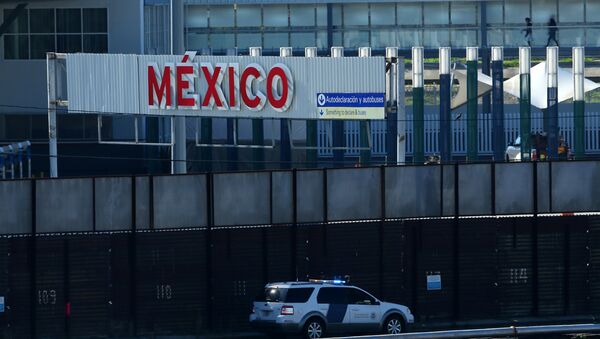 A U.S. border patrol vehicle drives along the border wall between Mexico and the United States in San Ysidro, California, U.S. - Sputnik International