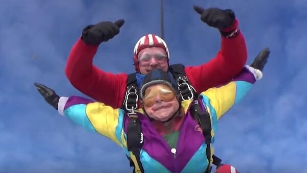 Russian Granny Goes Skydiving On Her 80th Birthday - Sputnik International
