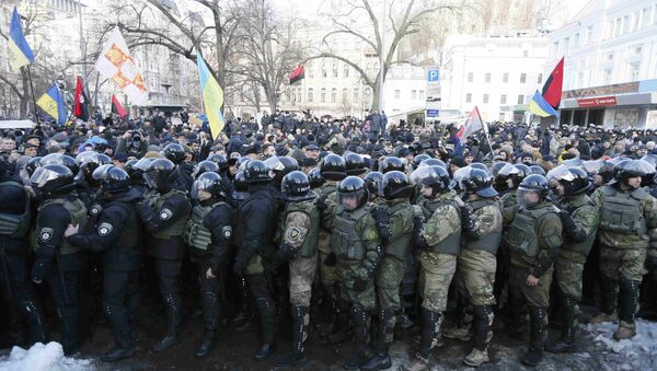 Riot police and members of the Ukrainian National Guard block activists and supporters of nationalist parties during a rally against trade with Ukraine's rebel-held east areas in Donetsk and Luhansk regions, in Kiev, Ukraine - Sputnik International