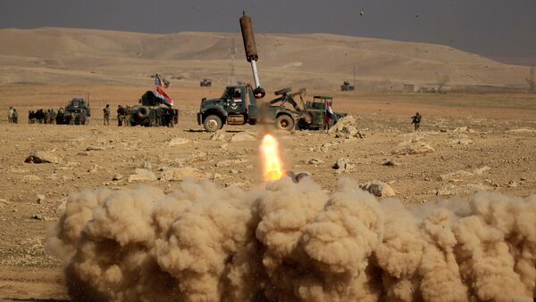 Members of the Iraqi rapid response forces fire a missile toward Islamic State militants during a battle in the south of Mosul, Iraq February 19, 2017 - Sputnik International