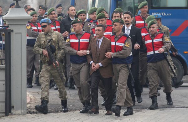 Zekeriya Kuzu, one of the main suspects accused of attempting to assassinate Turkish President Tayyip Erdogan on the night of the failed last year's July 15 coup, and the other soldiers are escorted by Turkish gendarmes as they arrive for the first hearing of the trial in Mugla, Turkey, February 20, 2017 Zekeriya Kuzu, one of the main suspects accused of attempting to assassinate Turkish President Tayyip Erdogan on the night of the failed last year's July 15 coup, and the other soldiers are escorted by Turkish gendarmes as they arrive for the first hearing of the trial in Mugla, Turkey, February 20, 2017 - Sputnik International