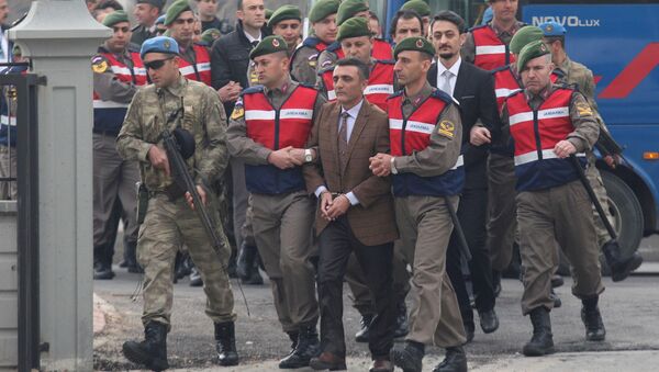 Zekeriya Kuzu, one of the main suspects accused of attempting to assassinate Turkish President Tayyip Erdogan on the night of the failed last year's July 15 coup, and the other soldiers are escorted by Turkish gendarmes as they arrive for the first hearing of the trial in Mugla, Turkey, February 20, 2017 - Sputnik International