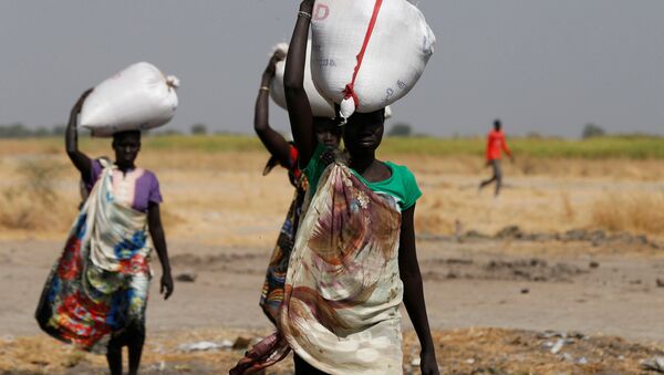 Women carry sacks of food in Nimini village, Unity State, northern South Sudan, February 8, 2017 - Sputnik International