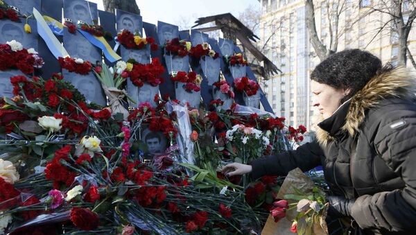 A woman places flowers at the monument of the so-called Nebesna Sotnya (Heavenly Hundred), the anti-government protesters killed during the Ukrainian pro-European Union (EU) mass protests in 2014, during a rally commemorating the third anniversary of protests, in central Kiev, Ukraine February 20, 2017 - Sputnik International