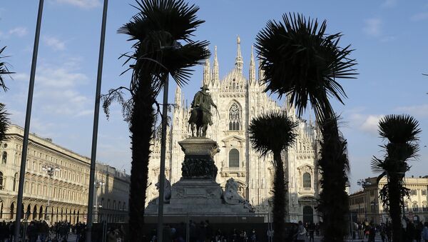 Palm trees are planted in flowerbed in front of Milan's gothic-era Duomo Cathedral, Italy, Friday, Feb. 17, 2017. - Sputnik International