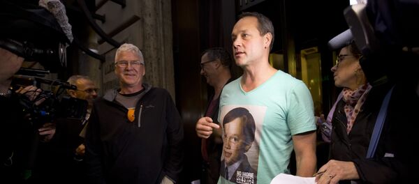 Peter Blenkiron, a victim of priestly sex abuse wears a T-shirt showing him at the age in which he was abused, as he meets reporters in front of the Quirinale hotel in Rome, Sunday, Feb. 28, 2016, where Cardinal George Pell testifies before an Australian commission - Sputnik International