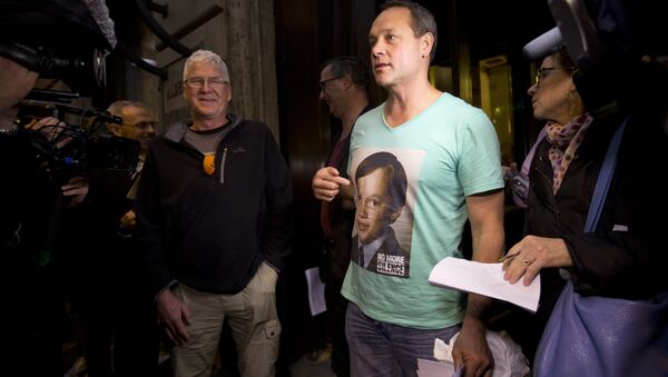 Peter Blenkiron, a victim of priestly sex abuse wears a T-shirt showing him at the age in which he was abused, as he meets reporters in front of the Quirinale hotel in Rome, Sunday, Feb. 28, 2016, where Cardinal George Pell testifies before an Australian commission - Sputnik International