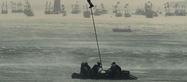 Indian navy commandos take part in a rescue demonstration during a rehearsal for the forthcoming Navy Day celebrations in front of The Gateway of India in Mumbai (File) - Sputnik International