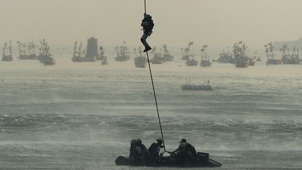 Indian navy commandos take part in a rescue demonstration during a rehearsal for the forthcoming Navy Day celebrations in front of The Gateway of India in Mumbai (File) - Sputnik International