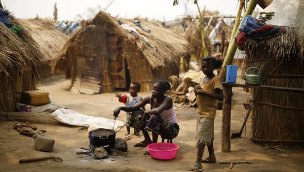 Christian families living in a refugee camp prepare food in Kaga-Bandoro, Central African Republic, Tuesday Feb. 16, 2016 - Sputnik International