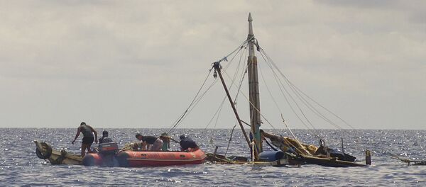 In this photo provided by the Philippine Coast Guard, members of the Philippine Coast Guard, left, approach the almost sunken fishing boat of Filipino fishermen who were killed by suspected pirates in waters near Zamboanga City, southern Philippines Tuesday, Jan. 10, 2017. - Sputnik International