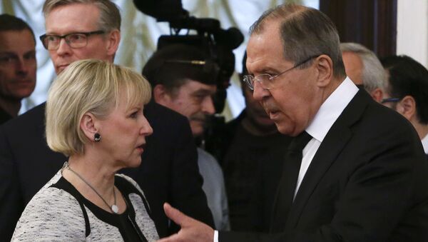 Russian Foreign Minister Sergei Lavrov (R) shows the way to his Swedish counterpart Margot Wallstrom during a meeting in Moscow, Russia, February 21, 2017 - Sputnik International
