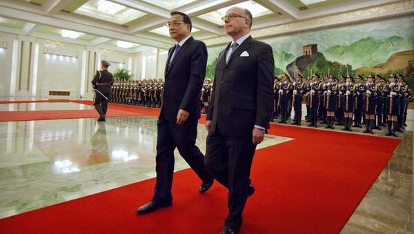 Chinese Premier Li Keqiang, left, and French Prime Minister Bernard Cazeneuve, right, walk together during a welcome ceremony at the Great Hall of the People in Beijing, Tuesday, Feb. 21, 2017 - Sputnik International