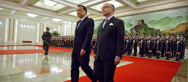 Chinese Premier Li Keqiang, left, and French Prime Minister Bernard Cazeneuve, right, walk together during a welcome ceremony at the Great Hall of the People in Beijing, Tuesday, Feb. 21, 2017 Chinese Premier Li Keqiang, left, and French Prime Minister Bernard Cazeneuve, right, walk together during a welcome ceremony at the Great Hall of the People in Beijing, Tuesday, Feb. 21, 2017 - Sputnik International