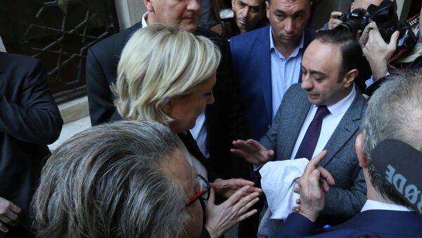 Marine Le Pen, French National Front (FN) political party leader and candidate for French 2017 presidential election, refuses a headscarf for her meeting Lebanon's Grand Mufti Sheikh Abdul Latif Derian in Beirut, Lebanon February 21, 2017 - Sputnik International