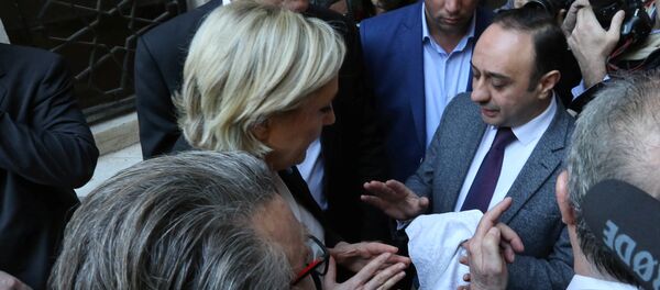 Marine Le Pen, French National Front (FN) political party leader and candidate for French 2017 presidential election, refuses a headscarf for her meeting Lebanon's Grand Mufti Sheikh Abdul Latif Derian in Beirut, Lebanon February 21, 2017 Marine Le Pen, French National Front (FN) political party leader and candidate for French 2017 presidential election, refuses a headscarf for her meeting Lebanon's Grand Mufti Sheikh Abdul Latif Derian in Beirut, Lebanon February 21, 2017 - Sputnik International