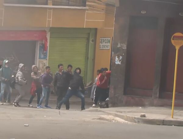 Protesters Throw Rocks, Grenades at police in La Paz, Bolivia. Protesters Throw Rocks, Grenades at police in La Paz, Bolivia. - Sputnik International