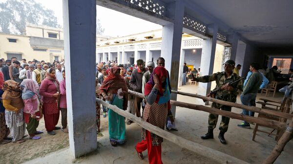 People queue to vote during the state assembly election, in the town of Deoband, in the state of Uttar Pradesh, India, February 15, 2017 - Sputnik International