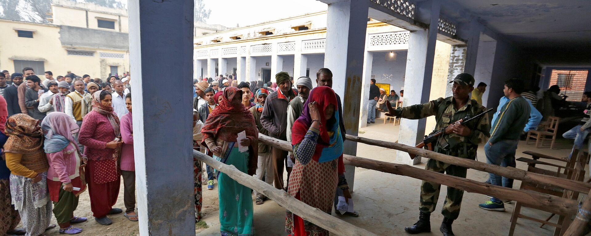 People queue to vote during the state assembly election, in the town of Deoband, in the state of Uttar Pradesh, India, February 15, 2017 - Sputnik International, 1920, 24.12.2021