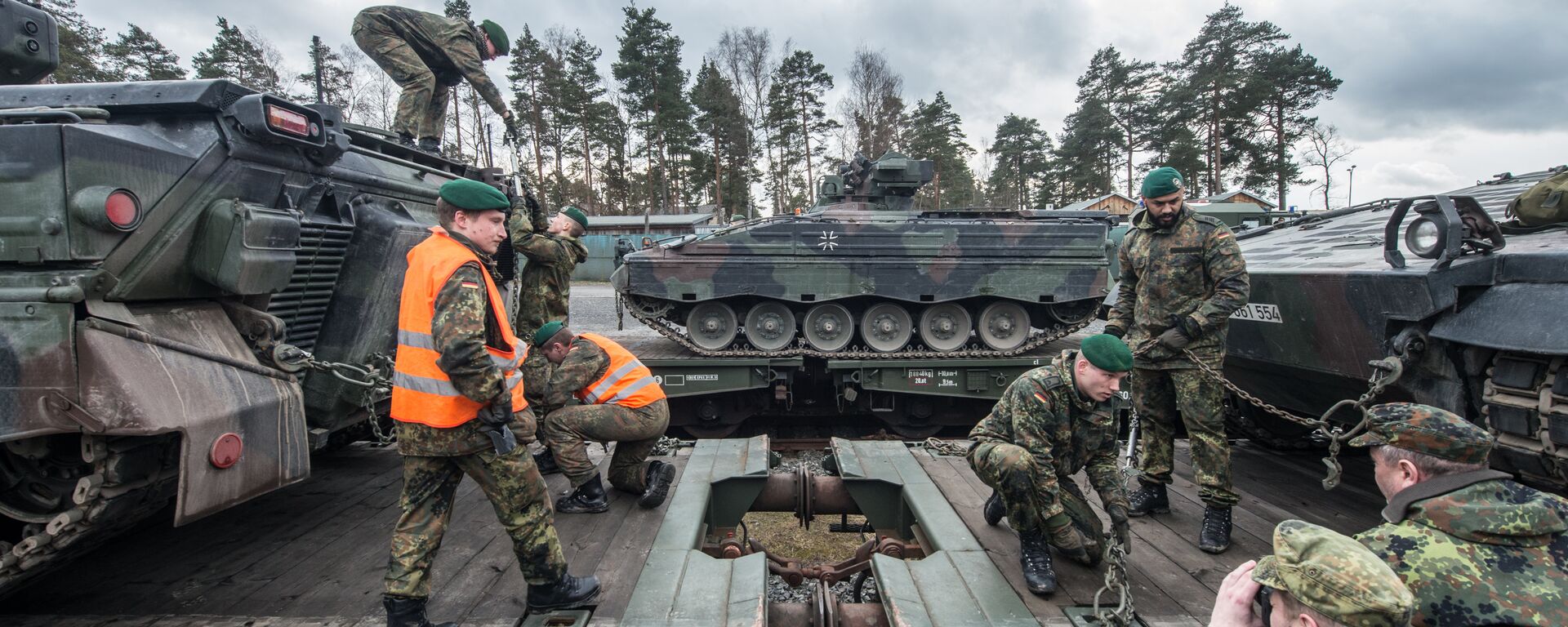 German soldiers load armored vehicles of the type Marder on a train at the troop exercise area in Grafenwoehr, southern Germany, on February 21, 2017 - Sputnik International, 1920, 24.04.2022