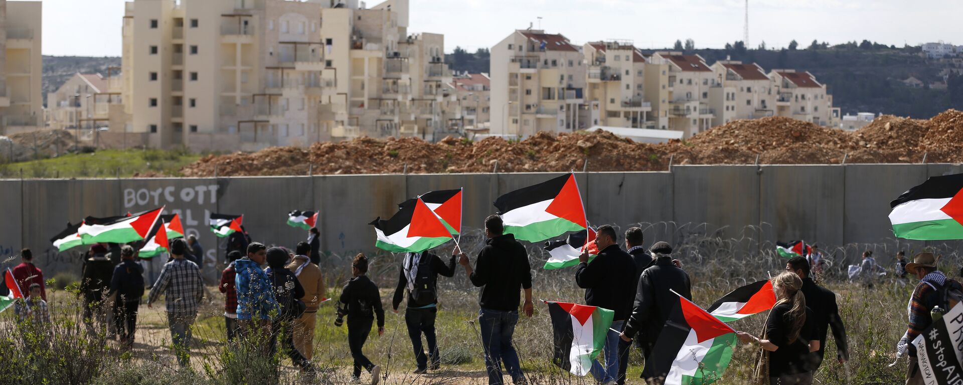 Palestinians and foreigners march towards Israel's controversial separation wall between the West Bank village of Bilin near Ramallah and the Israeli settlement of Modiin Ilit during a demonstration against settlements in the area, on February 17, 2017 - Sputnik International, 1920, 22.02.2017