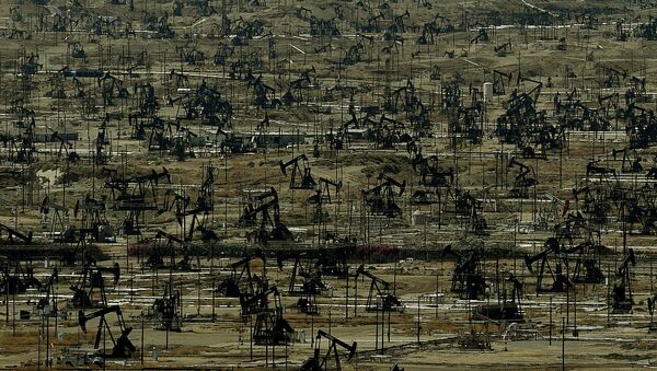 An oil field with a large number of pumping jacks operating in the Central Valley of California is seen on June 24, 2015 - Sputnik International