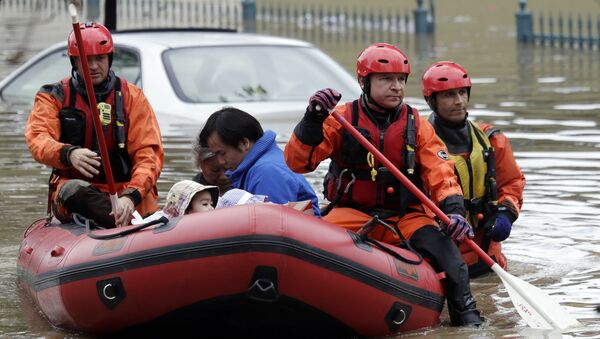 Rescue crews take out residents from a flooded neighborhood Tuesday, Feb. 21, 2017, in San Jose, Calif. - Sputnik International
