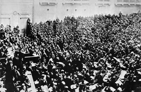 The first Congress of Workers' and Soldiers' Deputies Council at the Tavrichesky Palace in Petrograd, 1917. - Sputnik International