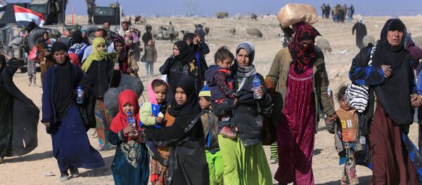 Displaced Iraqis flee their homes during a battle with Islamic State militants in the district of Maamoun in western Mosul, Iraq February 23, 2017 Displaced Iraqis flee their homes during a battle with Islamic State militants in the district of Maamoun in western Mosul, Iraq February 23, 2017 - Sputnik International