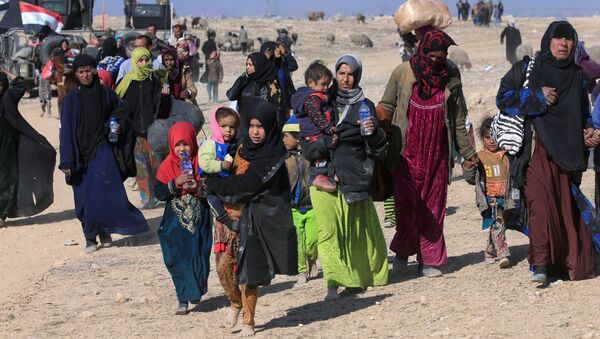Displaced Iraqis flee their homes during a battle with Islamic State militants in the district of Maamoun in western Mosul, Iraq February 23, 2017 - Sputnik International