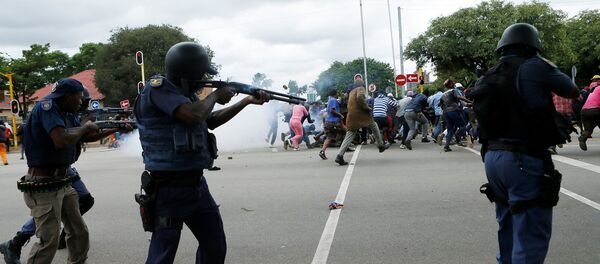 South African riot policemen fire rubber bullets to disperse Somali and foreign nationals clashing with South African nationals during a protest march against illegal immigrants on February 24, 2017 in Pretoria, South Africa. South African riot policemen fire rubber bullets to disperse Somali and foreign nationals clashing with South African nationals during a protest march against illegal immigrants on February 24, 2017 in Pretoria, South Africa. - Sputnik International