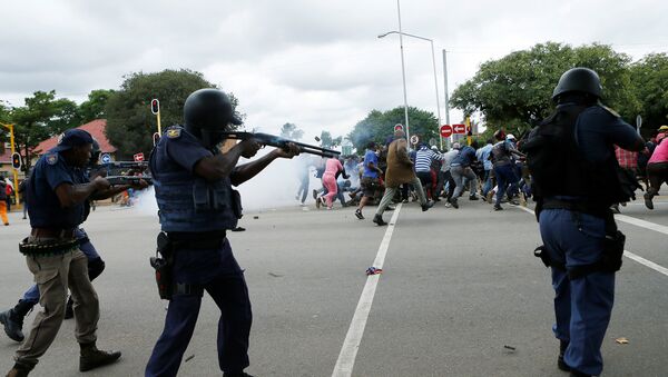 South African riot policemen fire rubber bullets to disperse Somali and foreign nationals clashing with South African nationals during a protest march against illegal immigrants on February 24, 2017 in Pretoria, South Africa. - Sputnik International