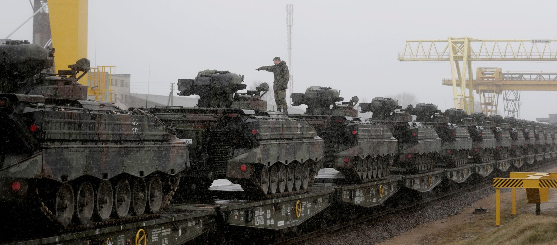 A German army soldier prepares to unload Marder infantry fighting vehicles at the railway station in Sestokai, Lithuania, February 24, 2017 - Sputnik International, 1920, 18.05.2021