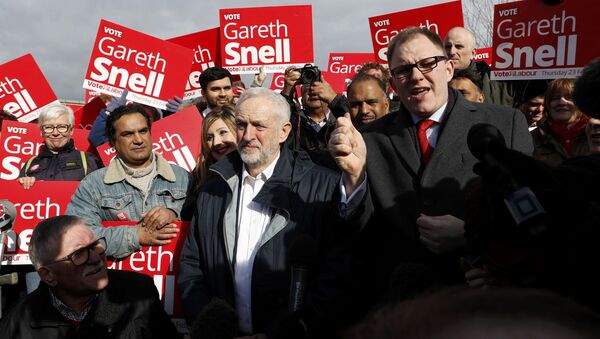 Jeremy Corbyn, the leader of Britain's opposition Labour Party, speaks to supporters after Labour's candidate Gareth Snell (R) won the by-election in Stoke, February 24, 2017. - Sputnik International