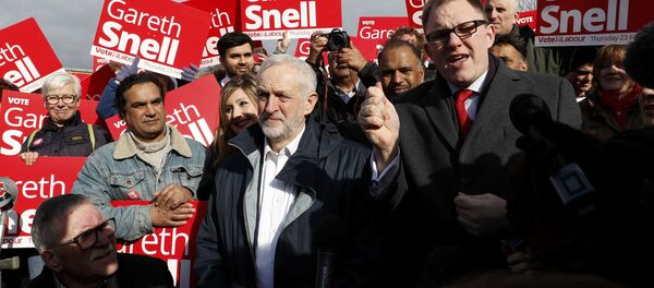 Jeremy Corbyn, the leader of Britain's opposition Labour Party, speaks to supporters after Labour's candidate Gareth Snell (R) won the by-election in Stoke, February 24, 2017. Jeremy Corbyn, the leader of Britain's opposition Labour Party, speaks to supporters after Labour's candidate Gareth Snell (R) won the by-election in Stoke, February 24, 2017. - Sputnik International
