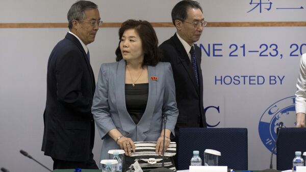 Choe Son Hui (center) - Sputnik International