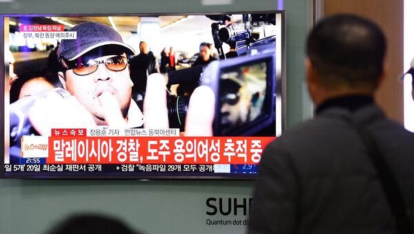 People watch a TV screen broadcasting a news report on the assassination of Kim Jong Nam, the older half brother of the North Korean leader Kim Jong Un, at a railway station in Seoul, South Korea, February 14, 2017. - Sputnik International