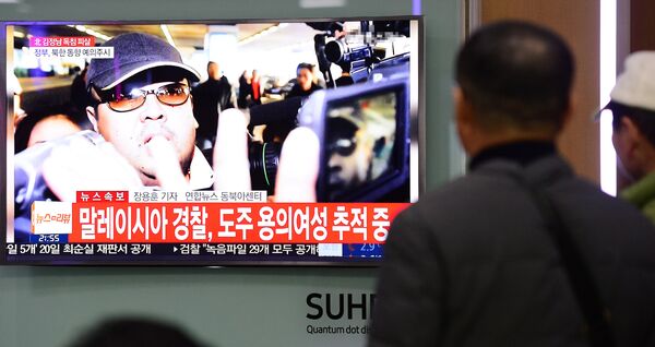 People watch a TV screen broadcasting a news report on the assassination of Kim Jong-nam, the older half brother of the North Korean leader Kim Jong Un, at a railway station in Seoul, South Korea, February 14, 2017. - Sputnik International