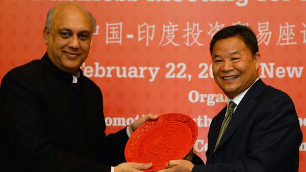 Vice chairman of the CPPCC Foreign Affairs Committee Lu Xinhua (R) is presented a memento by former Federation of Indian Chambers of Commerce and Industry (FICCI) president and current chairman of XPRO India Sidharth Birla at a China-India business meeting for investment and trade at Federation of Indian Chambers of Commerce and Industry in New Delhi on February 22, 2017. - Sputnik International