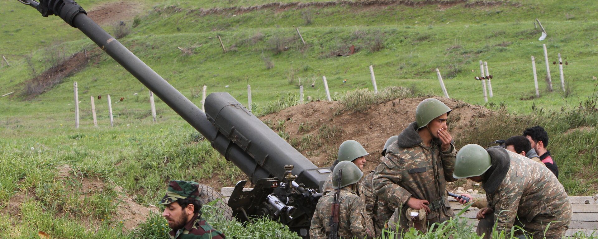 Karabakh Armenian soldiers stand near a howitzer in Hadrut province in Nagorno-Karabakh, Azerbaijan, Tuesday, April 5, 2016. Azerbaijan forces and separatist forces in Nagorno-Karabakh agreed on a cease-fire Tuesday following three days of the heaviest fighting in the region since 1994, the Azeri defense ministry announced. - Sputnik International, 1920, 22.04.2022